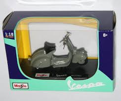 MAISTO 1:18 VESPA SCOOTERS WITH STAND ASSORTED STYLES