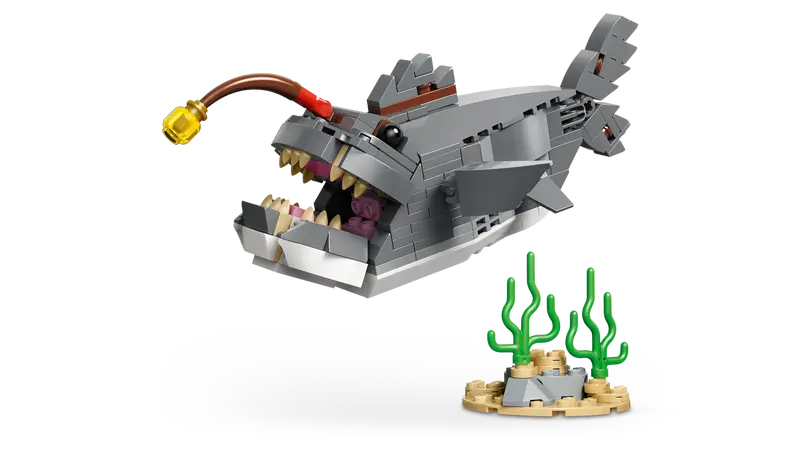 lego 31381 Creator 3-in-1 Fierce Shark with a Treasure Chest