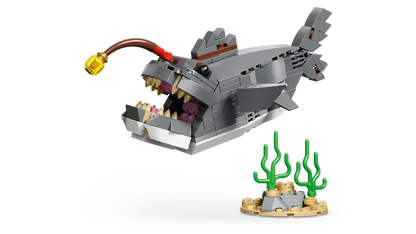 lego 31381 Creator 3-in-1 Fierce Shark with a Treasure Chest